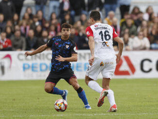 El defensa del Quintanar Christian Jiménez (d) disputa el balón ante Óliver Torres (i), centrocampista del Sevilla, durante el encuentro de primera ronda de Copa del Rey entre el Club Deportivo Quintanar y el Sevilla FC en el Estadio Alfonso Viller García, en Quintanar de la Orden, Toledo. EFE/ Ismael Herrero