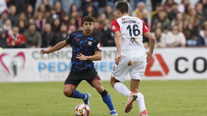 El defensa del Quintanar Christian Jiménez (d) disputa el balón ante Óliver Torres (i), centrocampista del Sevilla, durante el encuentro de primera ronda de Copa del Rey entre el Club Deportivo Quintanar y el Sevilla FC en el Estadio Alfonso Viller García, en Quintanar de la Orden, Toledo. EFE/ Ismael Herrero
