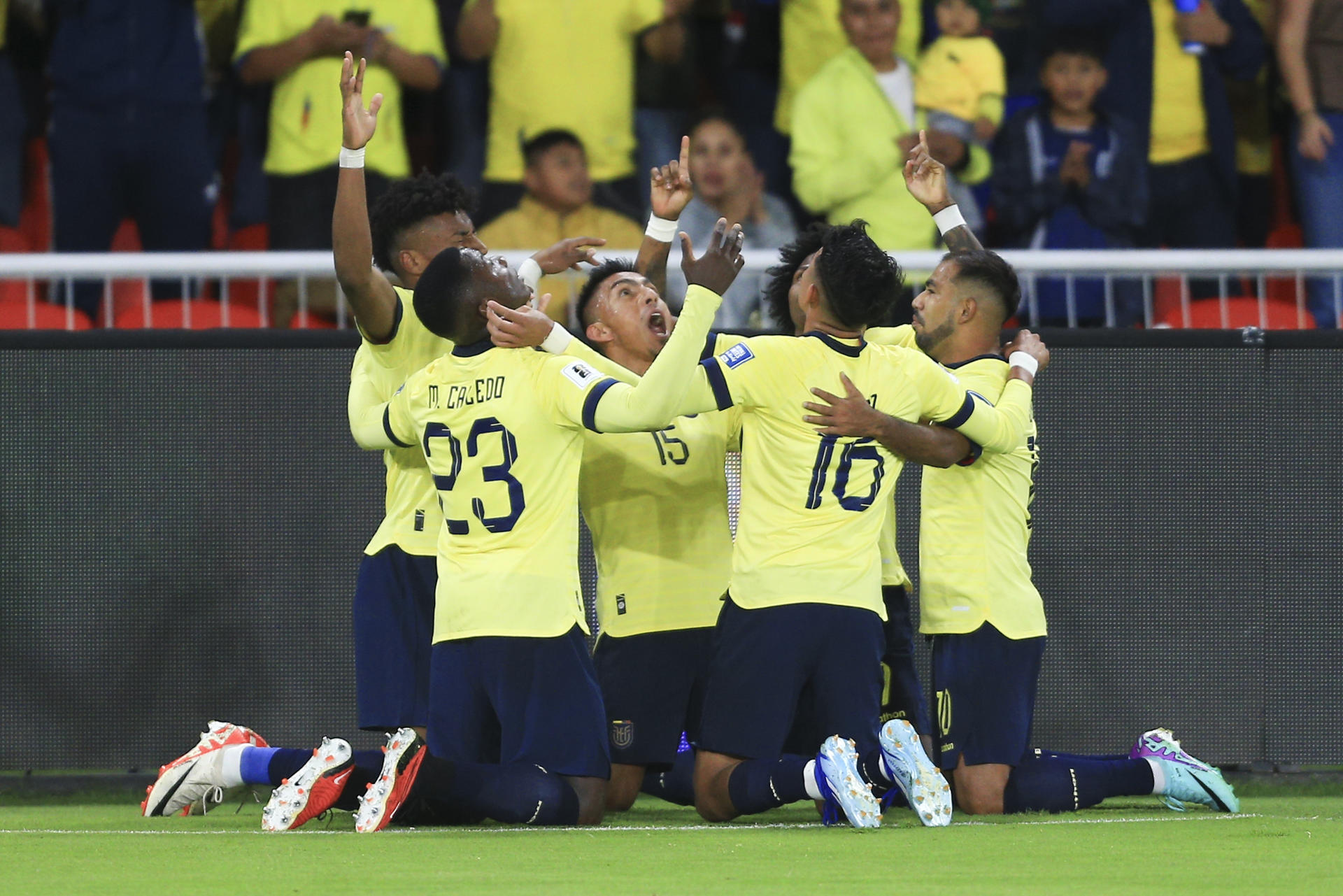 Ángel Mena (c) de Ecuador celebra su gol este 21 de noviembre de 2023, en un partido de las Eliminatorias Sudamericanas para la Copa Mundo de Fútbol de 2026. EFE/ Julio Estrella
