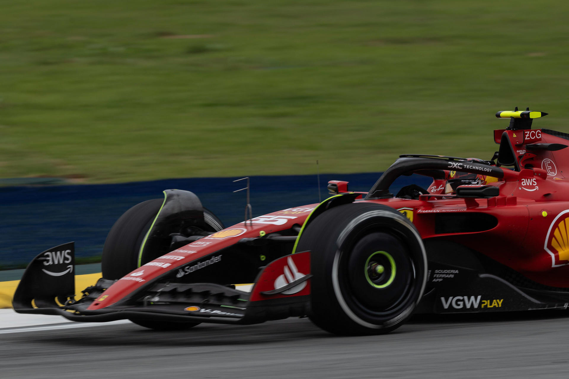 El piloto Carlos Sainz Jr. de la escudería Ferrari participa en la primera práctica libre previa al Gran Premio de Brasil de Fórmula 1, hoy, en el circuito de Interlagos, en Sao Paulo (Brasil). EFE/ Isaac Fontana
