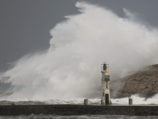 Una ola rompe en los acantilados de la costa de Cuchía en Suances, este viernes, durante la alerta roja por fenómenos costeros adversos en la costa cántabra. EFE/ Pedro Puente Hoyos