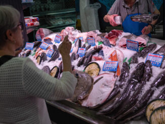 Una mujer compra en una pescadería en un mercado de Madrid. EFE/ Daniel González