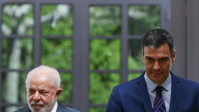 El presidente del Gobierno en funciones, Pedro Sánchez (d), y el presidente de Brasil, Luiz Inácio Lula da Silva (i), en una imagen de archivo. EFE/ Javier Lizón
