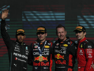 El holandés Max Verstappen de Red Bull Racing (2-i), el ingeniero de Redbull Richard Wholverson (2-d), el británico Lewis Hamilton de Mercedes (i) y el monagesco Charles Leclerc de Scuderia Ferrari (d) celebran al final del Gran Premio de México de Fórmula 1, en el autódromo Hermanos Rodríguez, en Ciudad de México (México). EFE/ Isaac Esquivel