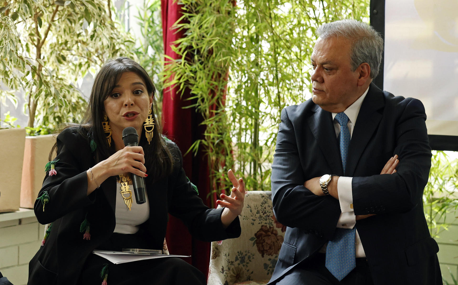 La gerente de plataformas, María Paz Gaviria y el presidente de la Cámara de Comercio de Bogotá, Ovidio Claros, participan hoy en la presentación de la feria ARTBO en Bogotá (Colombia). EFE/Mauricio Dueñas Castañeda
