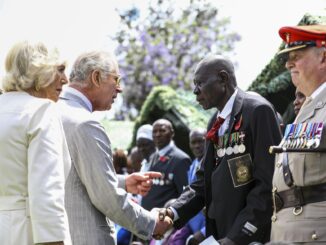 El rey Carlos III (2-izq) y la reina Camilla saludan a veteranos de guerra de Kenia el 1 de noviembre de 2023. EFE/EPA/DANIEL IRUNGU