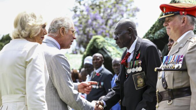 El rey Carlos III (2-izq) y la reina Camilla saludan a veteranos de guerra de Kenia el 1 de noviembre de 2023. EFE/EPA/DANIEL IRUNGU

