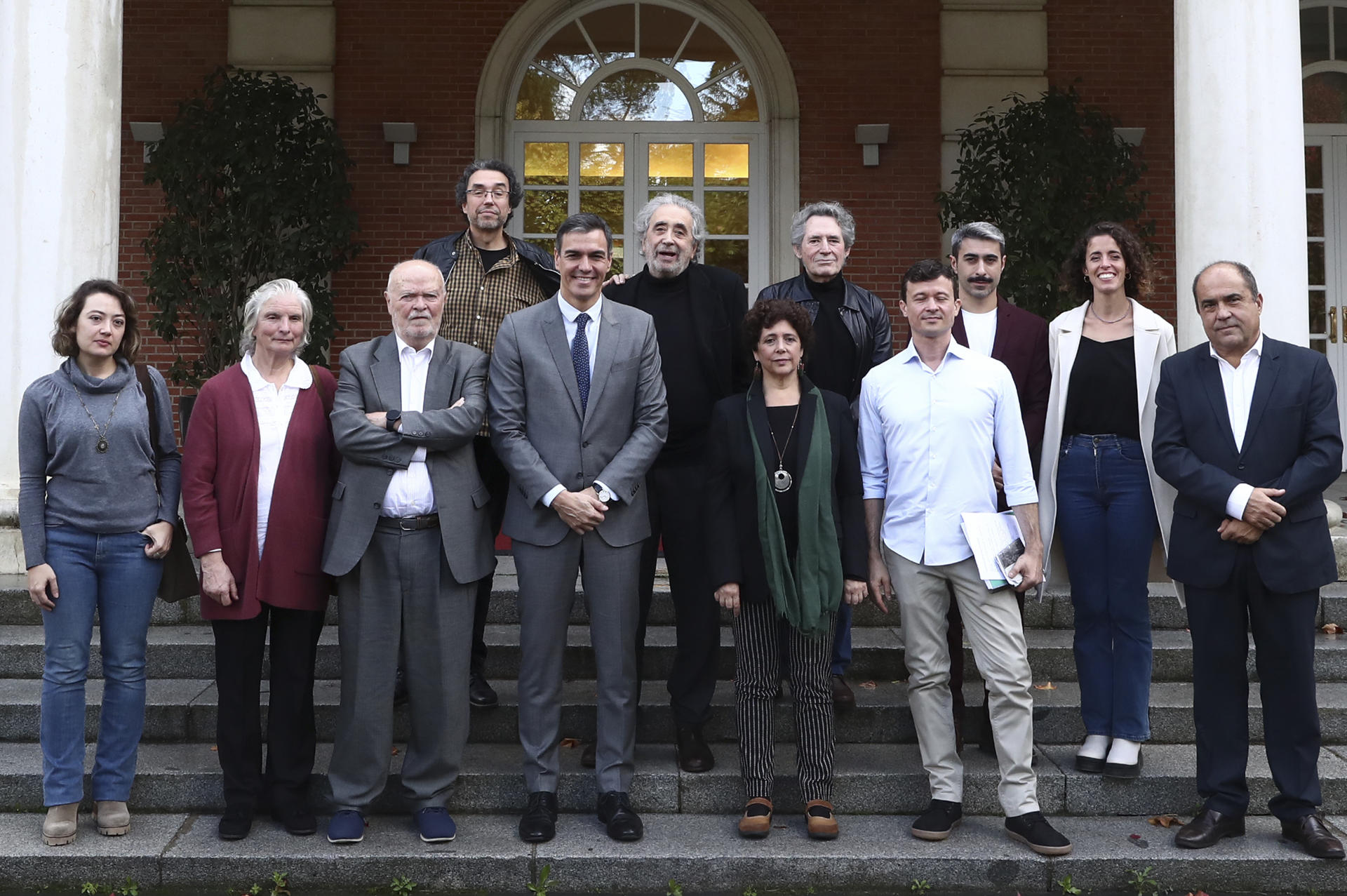 El presidente del Gobierno en funciones, Pedro Sánchez, en la foto de familia con los firmantes de un manifiesto de la sociedad civil en favor de la paz en Oriente Medio, este jueves en el Palacio de la Moncloa. EFE/Pool Moncloa/Fernando Calvo/SOLO USO EDITORIAL/SOLO DISPONIBLE PARA ILUSTRAR LA NOTICIA QUE ACOMPAÑA (CRÉDITO OBLIGATORIO)
