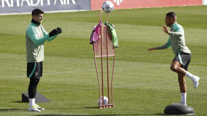 Samuel Lino, en un ejercicio con Morata en el entrenamiento del lunes. EFE/ Juan Carlos Hidalgo
