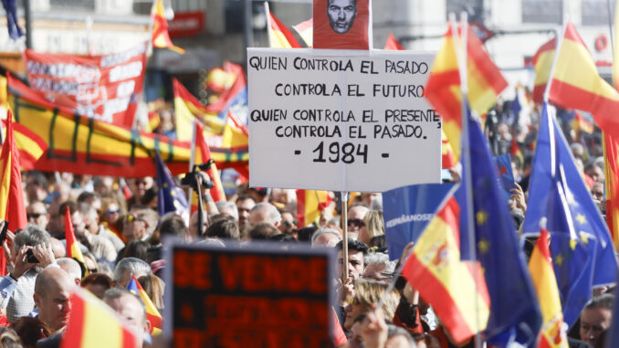 Imagen de la manifestación convocada contra la amnistía a los independentistas catalanes a cambio de su apoyo parlamentario para la investidura del socialista Pedro Sánchez como jefe de Gobierno, este domingo en la Puerta del Sol en Madrid. EFE/ Mariscal
