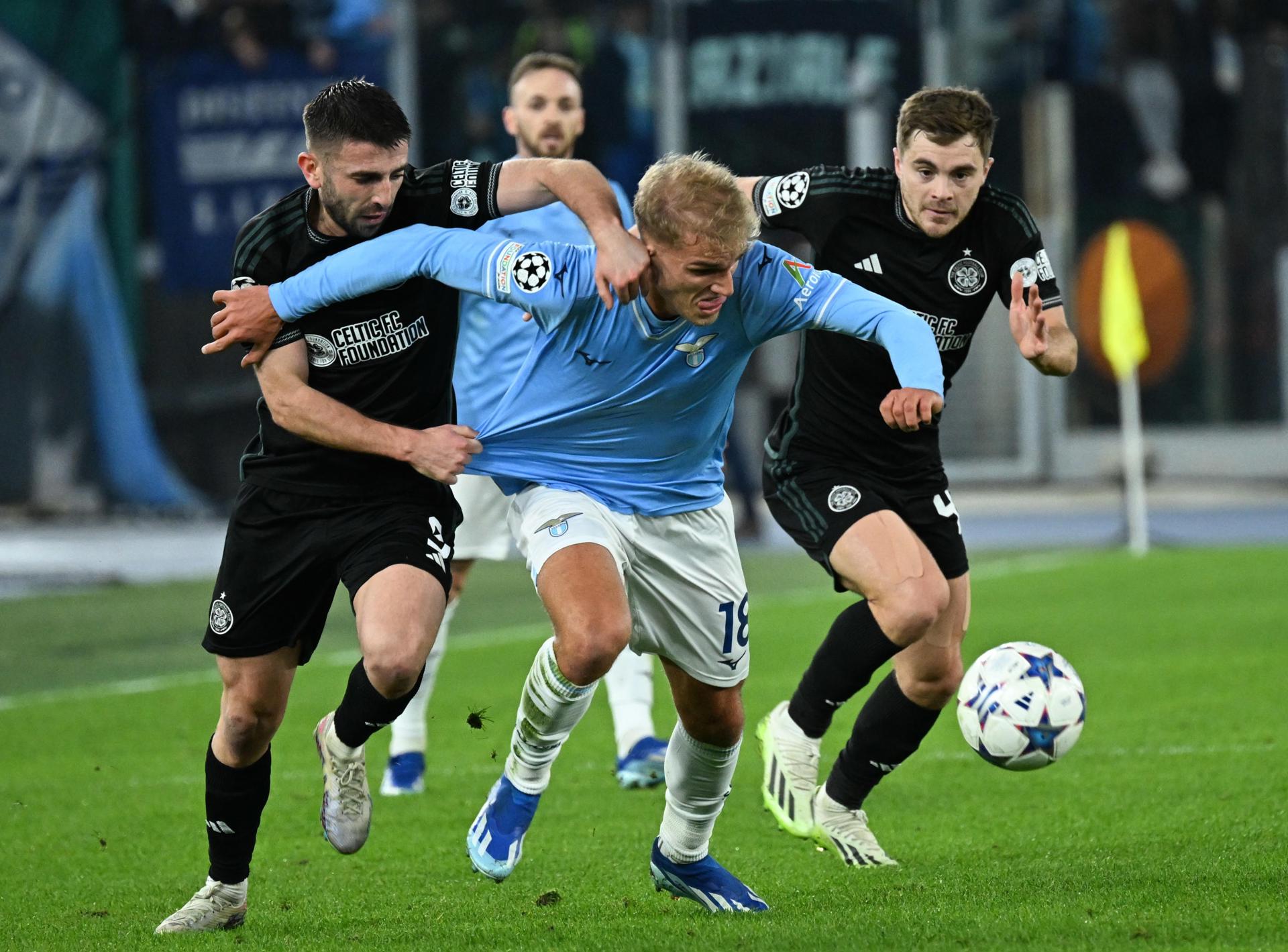 El jugador del Lazio Gustav Isaksen (c) trata de dejar atrás a Greg Taylor (i) , del Celtic, durante el partido del grupo E que han jugado SS Lazio y Celtic FC, en Roma, Italia. EFE/EPA/MAURIZIO BRAMBATTI
