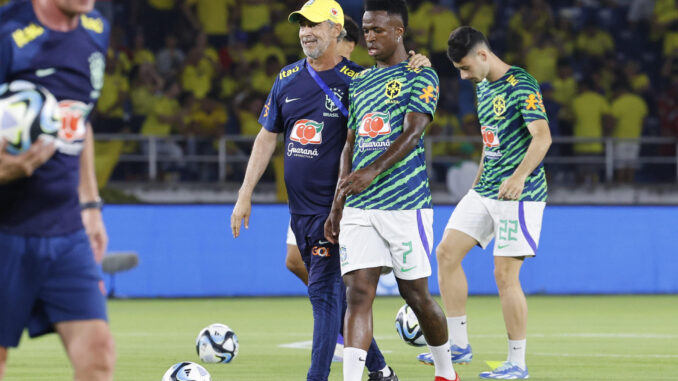 Vinícius Júnior (c) de Brasil calienta hoy, en un partido de las Eliminatorias Sudamericanas para la Copa Mundial de Fútbol 2026 entre Colombia y Brasil en el estadio Metropolitano en Barranquilla (Colombia). EFE/ Mauricio Dueñas Castañeda
