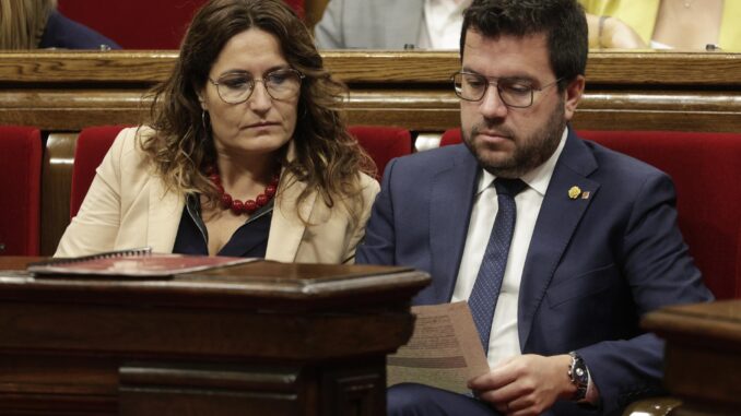 El presidente de la Generalitat, Pere Aragonès (d), asiste junto la consellera del Presidencia al pleno del Parlamento de Cataluña que debate y vota las propuestas de JxCat y ERC para interponer un recurso de inconstitucionalidad contra la ley estatal de vivienda -que contó con el aval de los republicanos en el Congreso-, al considerar que vulnera competencias de la Generalitat.EFE/Quique García
