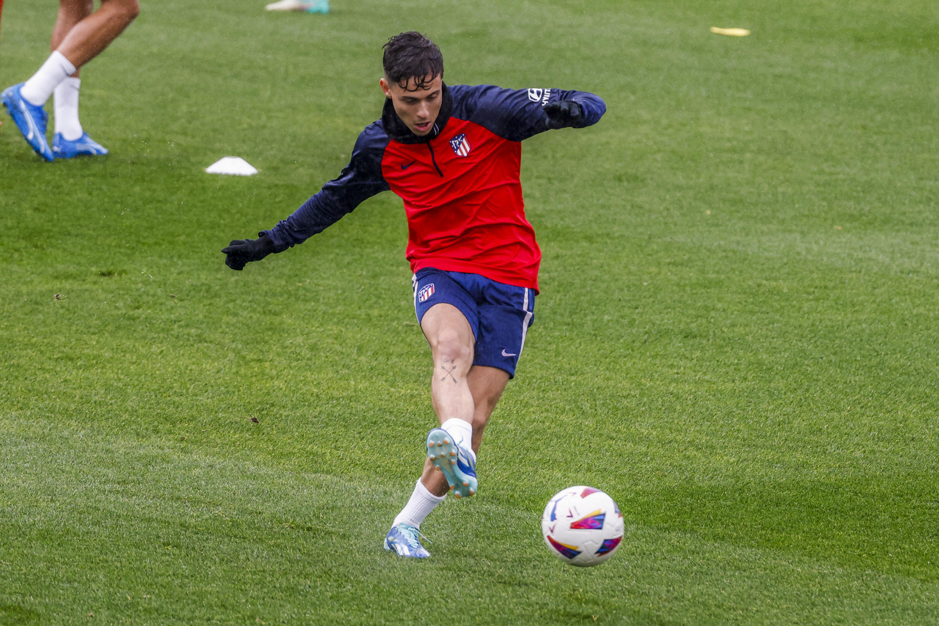 Riquelme, en el entrenamiento del Atlético. EFE/ Aitor Martín
