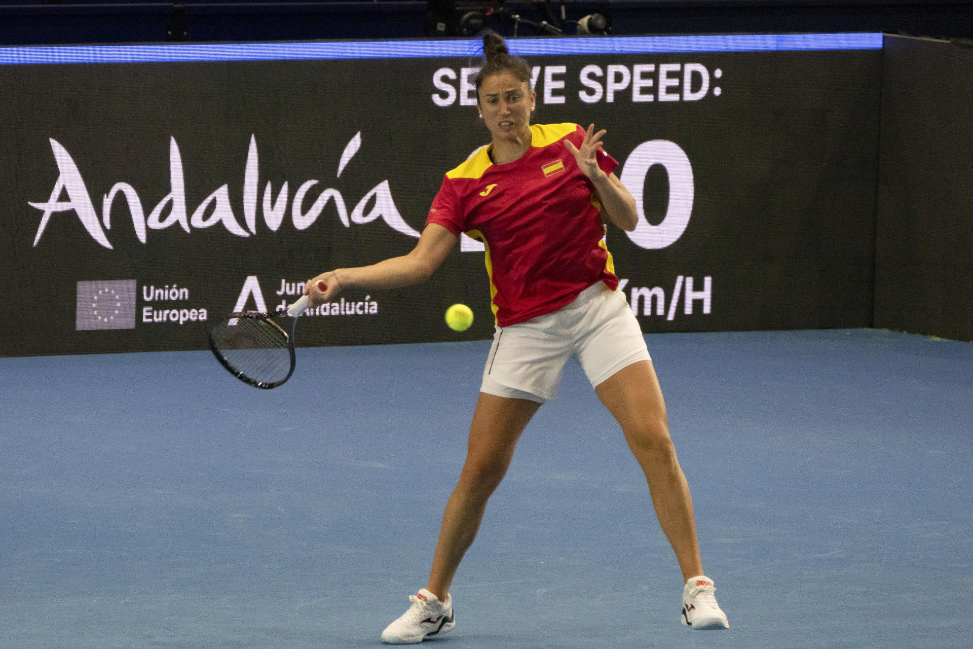 La tenista española Sara Sorribes participa en un entrenamiento de la selección española femenina de tenis en el marco el torneo Billie Jean King Cup Sevilla 2023. EFE/ David Arjona
