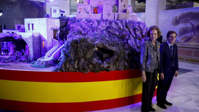 La reina Sofía posa con el alcalde de Madrid, José Luis Martínez-Almeida (d), junto al Belén instalado por el Ayuntamiento de Madrid y presentado este jueves. EFE/ Juan Carlos Hidalgo
