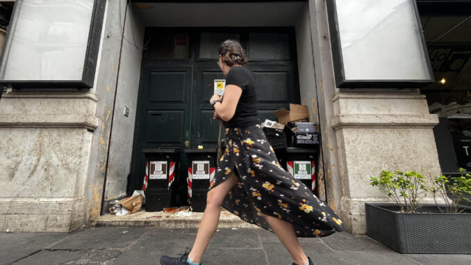 Una mujer pasea delante de la puerta del teatro Quirinetta, este viernes en Roma. EFE/ Gonzalo Sánchez
