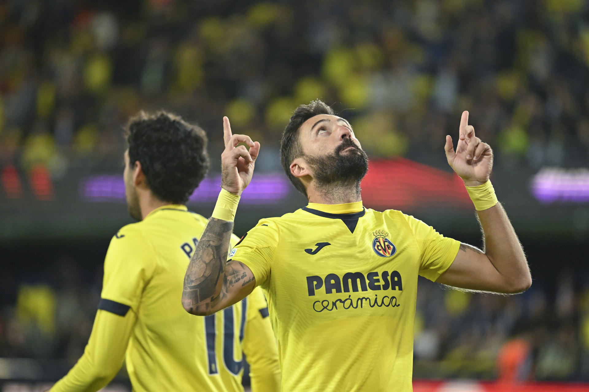 El delantero español del Villarreal José Luis Morales celebra tras marcar el 3-0 durante el partido de la Liga Europa que Villarreal y Panathinaikos disputan este jueves en el estadio de La Cerámica. EFE/Andreu Esteban
