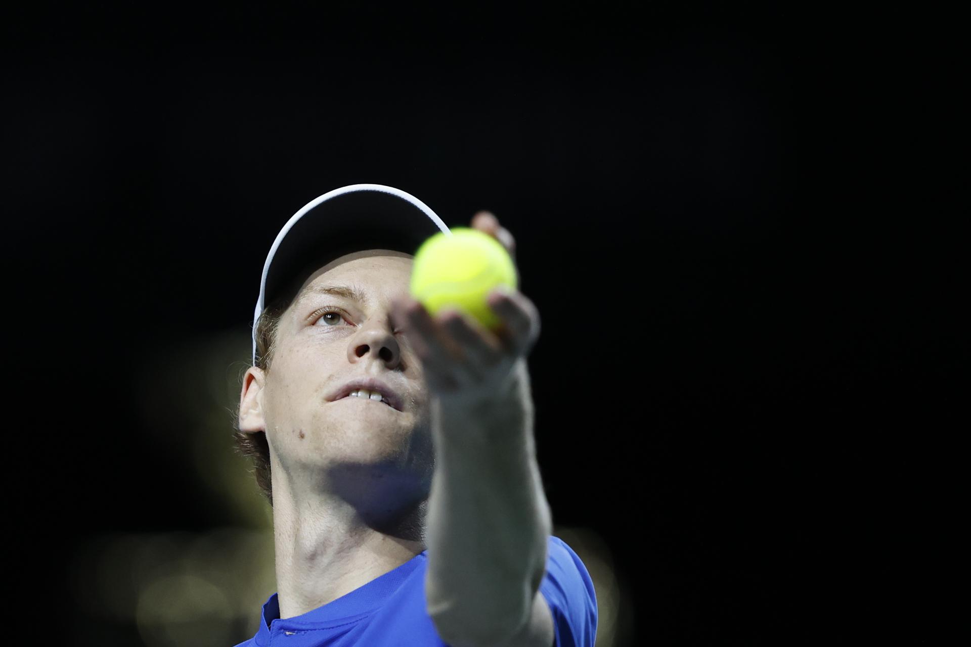 El tenista italiano Jannik Sinner durante el segundo partido de la tercera eliminatoria de la fase final de la Copa Davis 2023 contra Tallon Griekspoor, de Países Bajos. EFE/ Jorge Zapata
