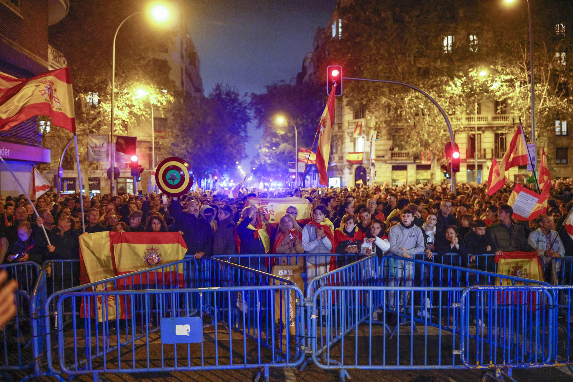 Centenares de personas participan en la manifestación convocada contra la amnistía y el Gobierno de Pedro Sánchez, investido como presidente hoy jueves, en las inmediaciones de la sede del PSOE, en la madrileña calle de Ferraz. EFE/Rodrigo Jiménez
