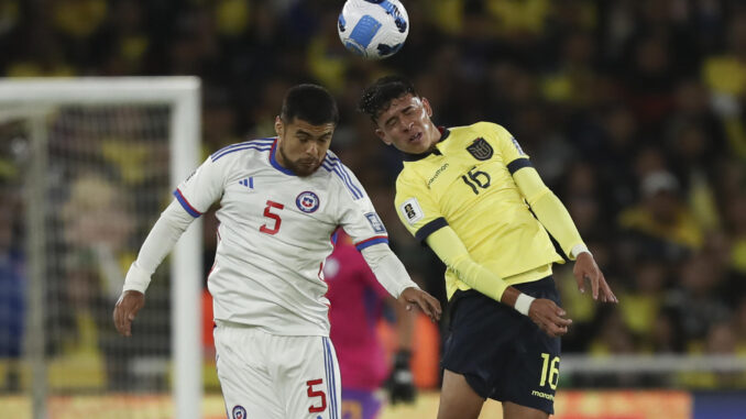 Kendry Páez (d) de Ecuador disputa un balón con Paulo Díaz de Chile este 21 de noviembre de 2023, en un partido de las Eliminatorias Sudamericanas para la Copa Mundo de Fútbol de 2026. EFE/ José Jácome
