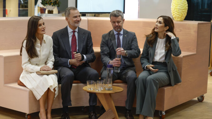 Los reyes Felipe y Letizia junto a los príncipes herederos Federico de Dinamarca (2d) y Mary, en el Centro de Arquitectura Danés (DAC) donde asistieron a una mesa redonda, este miércoles en Copenhague, en el último día de su visita a este país nórdico. EFE/ Juanjo Martin
