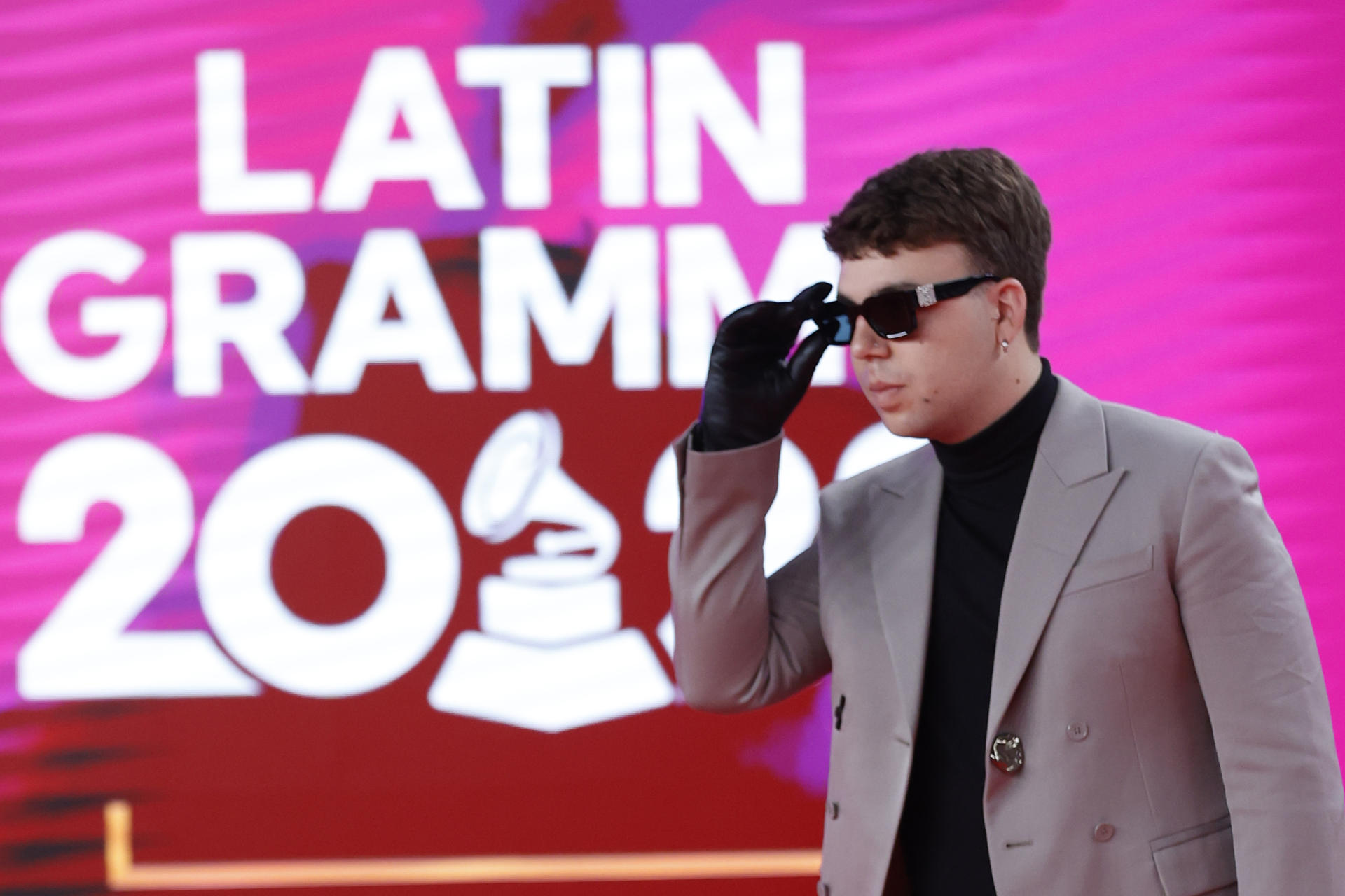 El cantante y compositor español Quevedo posa para los fotógrafos en la alfombra roja de la gala anual de los Latin Grammy, este jueves en Sevilla. EFE/Jorge Zapata
