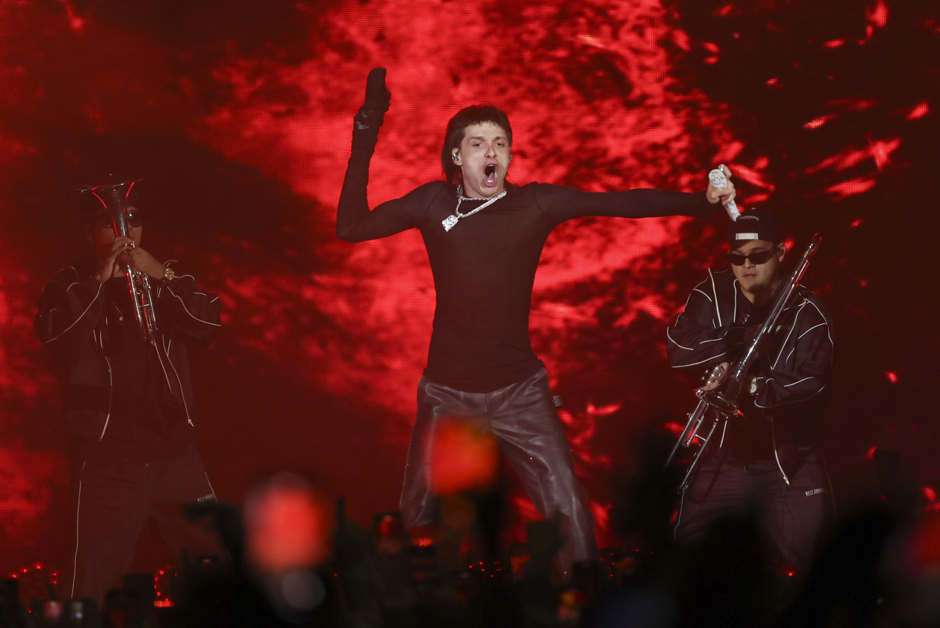 El cantante mexicano Peso Pluma ofrece un concierto hoy, en el Wizink Center de Madrid (España). EFE/ Kiko Huesca
