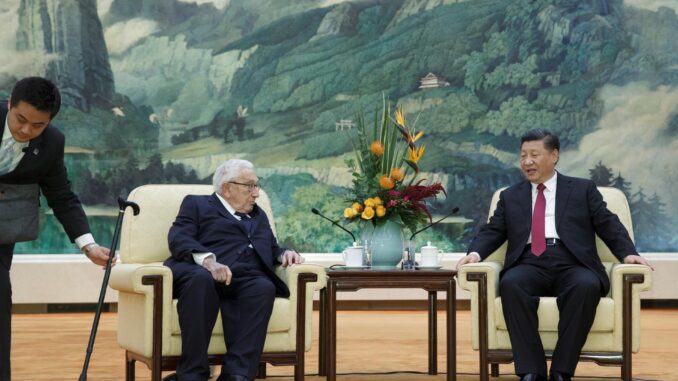 El presidente chino, Xi Jinping, se reúne con el exsecretario de Estado de Estados Unidos Henry Kissinger, en Pekín, China, el 8 de noviembre del 2018. EFE/Thomas Peter
