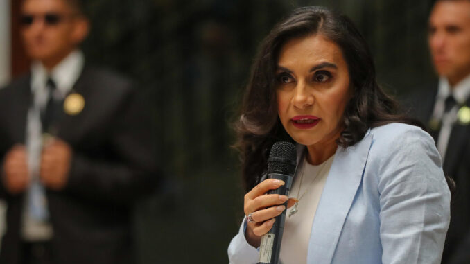 La vicepresidenta de Ecuador, Verónica Abad, habla durante una rueda de prensa en Quito (Ecuador). EFE/José Jácome
