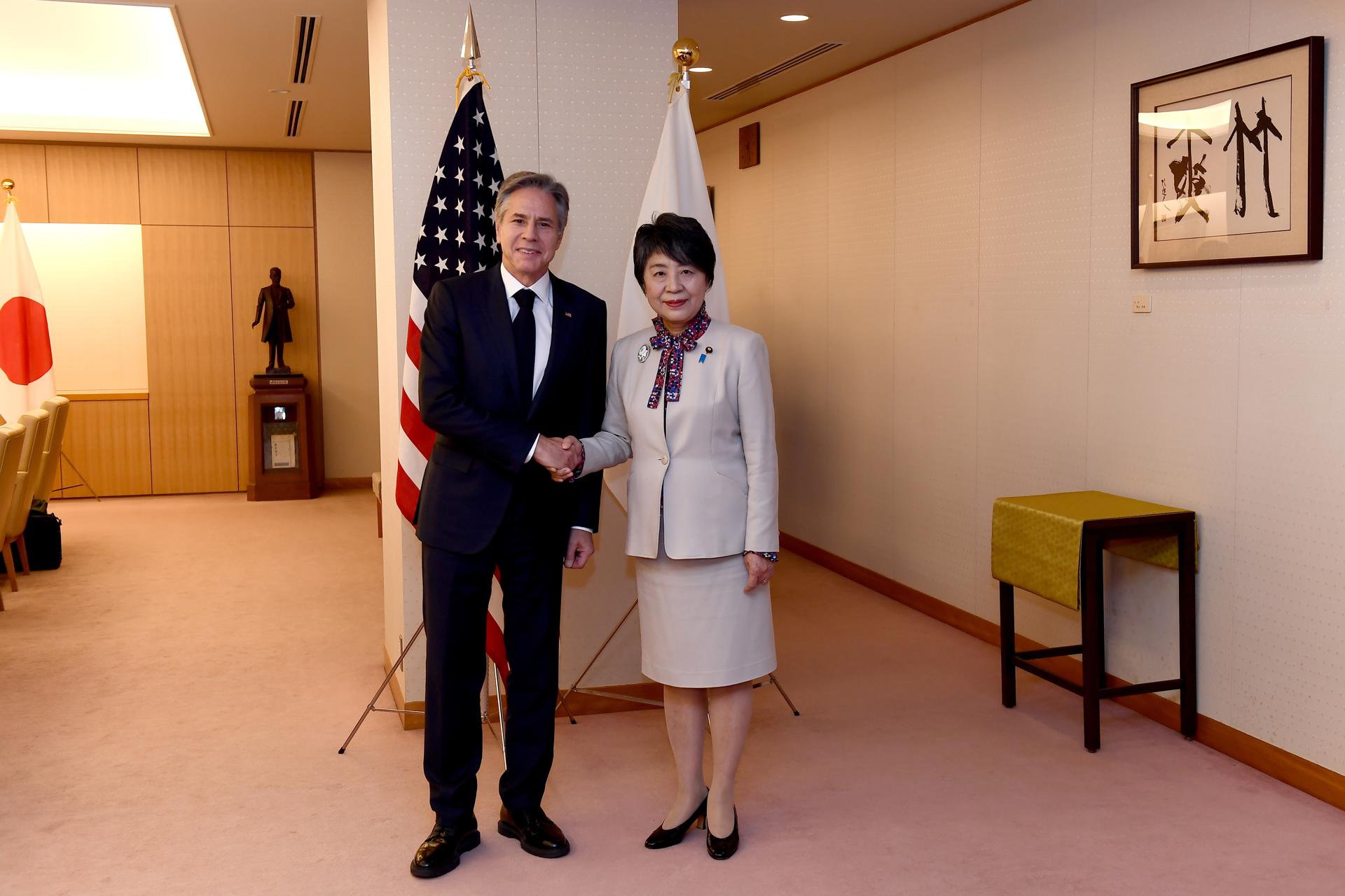 El secretario de estado de los EE.UU., Antony Blinken, saluda a la ministra de Exteriores japonesa, Yoko Kamikawa. EFE/EPA/TOSHIFUMI KITAMURA / POOL
