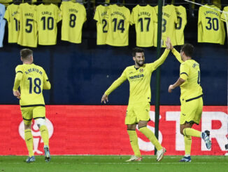 El centrocampista del Villarreal Santi Comesaña (d) celebra con su compañero Álex Baena (c) tras marcar el 2-0 durante el partido de la Liga Europa que Villarreal y Panathinaikos disputan este jueves en el estadio de La Cerámica. EFE/Andreu Esteban