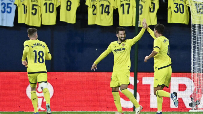 El centrocampista del Villarreal Santi Comesaña (d) celebra con su compañero Álex Baena (c) tras marcar el 2-0 durante el partido de la Liga Europa que Villarreal y Panathinaikos disputan este jueves en el estadio de La Cerámica. EFE/Andreu Esteban
