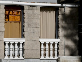 Imagen de archivo de un cartel de alquiler en una vivienda en Madrid. EFE/ Jennifer Gómez