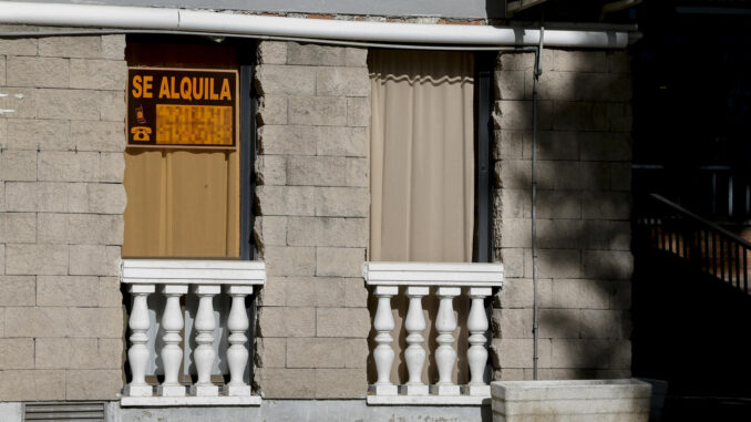 Imagen de archivo de un cartel de alquiler en una vivienda en Madrid. EFE/ Jennifer Gómez