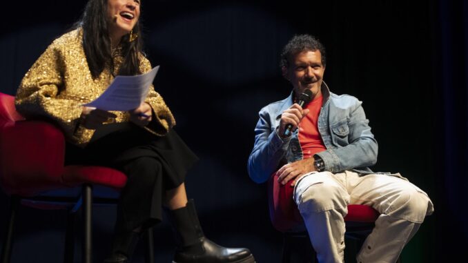 Antonio Banderas está convencido de que es actor "por el teatro" y no por el cine, que "fue un accidente de 125 películas", porque considera el espectáculo teatral "un acto de civilización increíble" con "el poder de lo vivo" y "la posibilidad del fallo", durante un coloquio con la actriz y directora teatral Alessandra García ante un patio de butacas repleto de jóvenes estudiantes en su Teatro del Soho, este viernes en Málaga. EFE/Jorge Zapata
