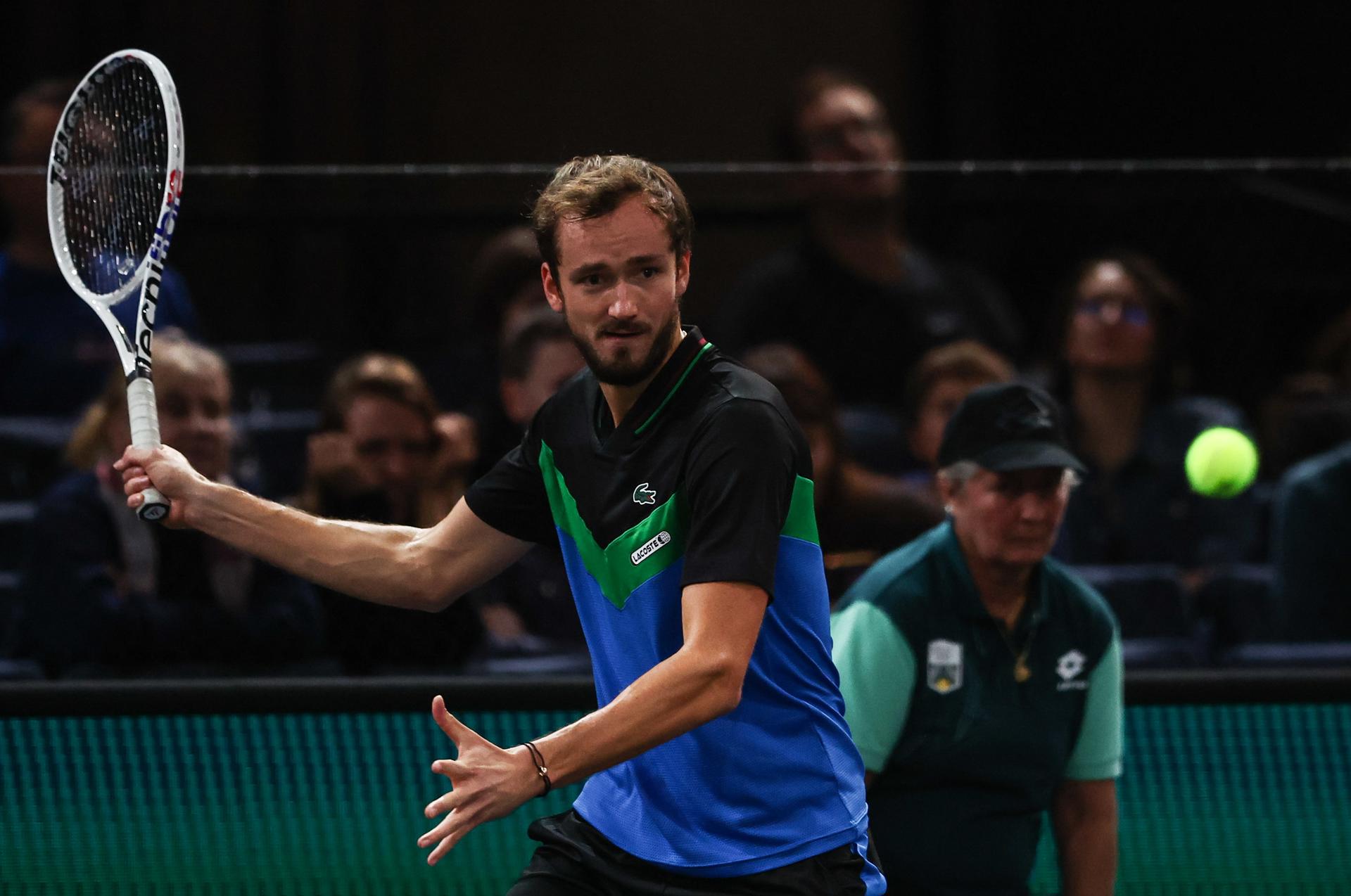 El ruso Daniil Medvedev durante el partido frente al búlgaro Grigor Dimitrov en el Masters 1.000 de París. EFE/EPA/Mohammed Badra
