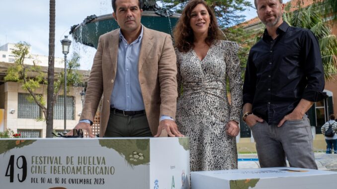 El director de cine Alfonso Sánchez (i), la productora Agustina Jiménez y el actor Alberto López, durante la presentación de su película "Sembrando sueños" que será la encargada de inaugurar esta noche la 49 edición del Festival de Cine Iberoamericano de Huelva, este viernes en los jardines de la Casa Colón. EFE/Julián Pérez
