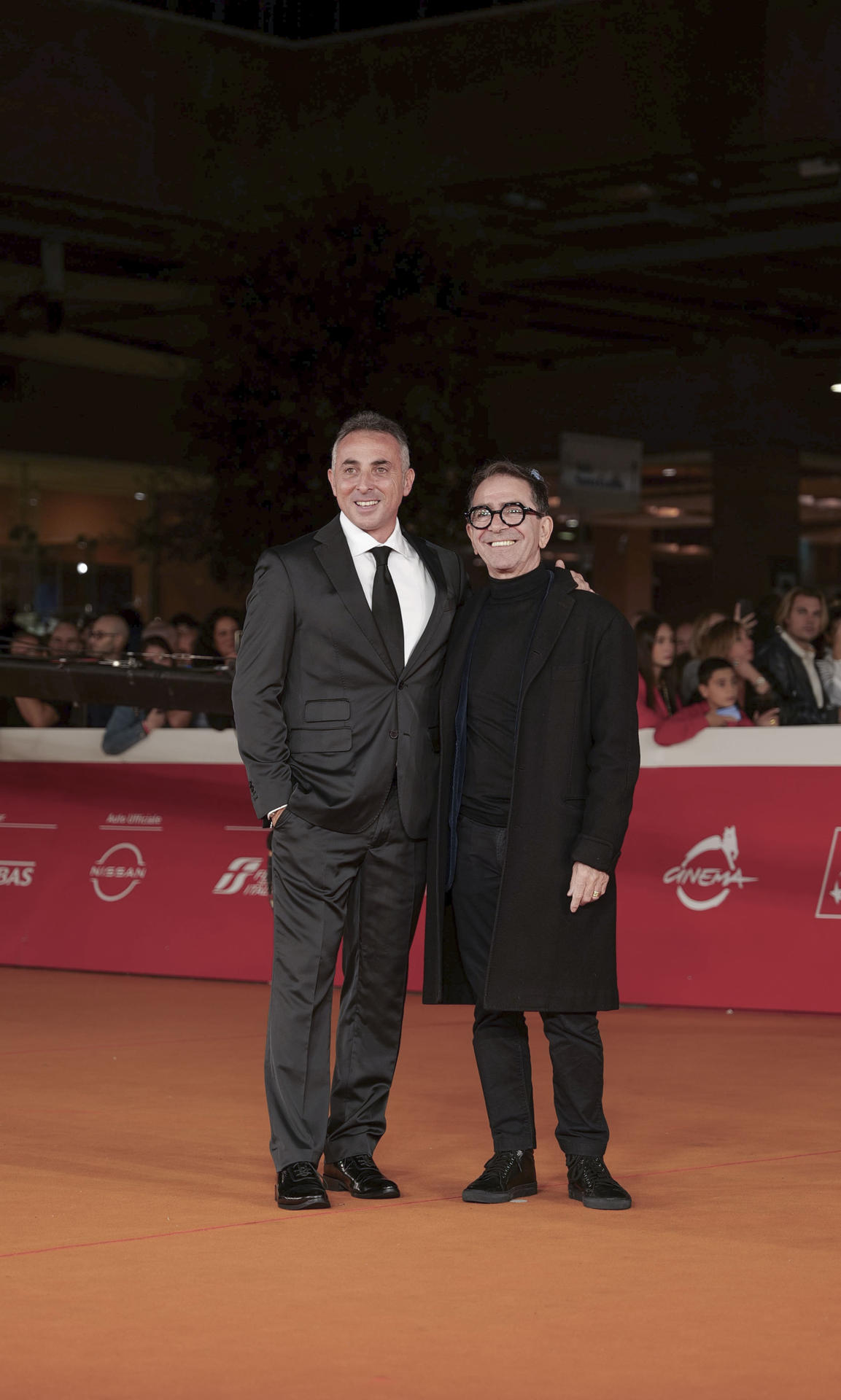 El director italiano Fabio Masi (i) y el conductor Pino Strabioli (d), durante el desfile en la alfombra roja de la película "Via Sicilia 57/59. Giorgio Albertazzi. El teatro es vida". EFE/ Antonello Nusca
