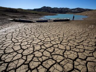 En la imagen de archivo, aspecto que presenta el embarcadero del pantano de La Viñuela (Málaga) debido al bajo nivel de agua por la falta de lluvias en esta zona. EFE/Daniel Pérez