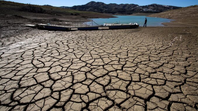 En la imagen de archivo, aspecto que presenta el embarcadero del pantano de La Viñuela (Málaga) debido al bajo nivel de agua por la falta de lluvias en esta zona. EFE/Daniel Pérez
