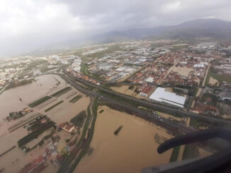 Vista aérea de las zonas de Campi Bisanzio, Prato y Quarrata en la Toscana. Al menos 5 personas han muerto y otras 4 se encuentran desaparecidas tras las graves inundaciones provocadas por la tormenta Ciarán que se abatió anoche en el norte y centro de Italia, sobre todo en la región de Toscana, donde la situación es de extrema gravedad. "Desgraciadamente, el número de víctimas (mortales) asciende a 5. El estado de catástrofe nacional se anunciará en el Consejo de Ministros", que celebrará hoy el Gobierno italiano, confirmó en las redes sociales Eugenio Giani, presidente de Toscana, la región más afectada. EFE/ Eugenio Giani  *****SOLO USO EDITORIAL/SOLO DISPONIBLE PARA ILUSTRAR LA NOTICIA QUE ACOMPAÑA (CRÉDITO OBLIGATORIO) *****