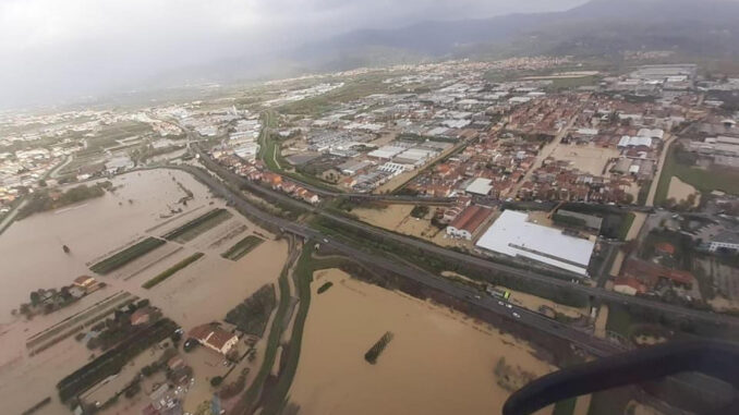 Vista aérea de las zonas de Campi Bisanzio, Prato y Quarrata en la Toscana. Al menos 5 personas han muerto y otras 4 se encuentran desaparecidas tras las graves inundaciones provocadas por la tormenta Ciarán que se abatió anoche en el norte y centro de Italia, sobre todo en la región de Toscana, donde la situación es de extrema gravedad. "Desgraciadamente, el número de víctimas (mortales) asciende a 5. El estado de catástrofe nacional se anunciará en el Consejo de Ministros", que celebrará hoy el Gobierno italiano, confirmó en las redes sociales Eugenio Giani, presidente de Toscana, la región más afectada. EFE/ Eugenio Giani  *****SOLO USO EDITORIAL/SOLO DISPONIBLE PARA ILUSTRAR LA NOTICIA QUE ACOMPAÑA (CRÉDITO OBLIGATORIO) *****
