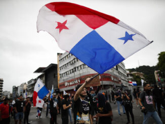 Manifestantes participan en una jornada de protestas contra el contrato entre el Estado y Minera Panamá, subsidiaria de la canadiense First Quantum Mineral (FQM) en Ciudad de Panamá (Panamá). EFE/ Bienvenido Velasco