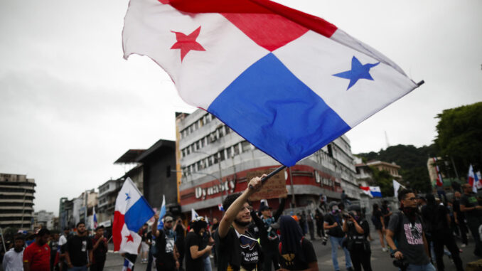 Manifestantes participan en una jornada de protestas contra el contrato entre el Estado y Minera Panamá, subsidiaria de la canadiense First Quantum Mineral (FQM) en Ciudad de Panamá (Panamá). EFE/ Bienvenido Velasco
