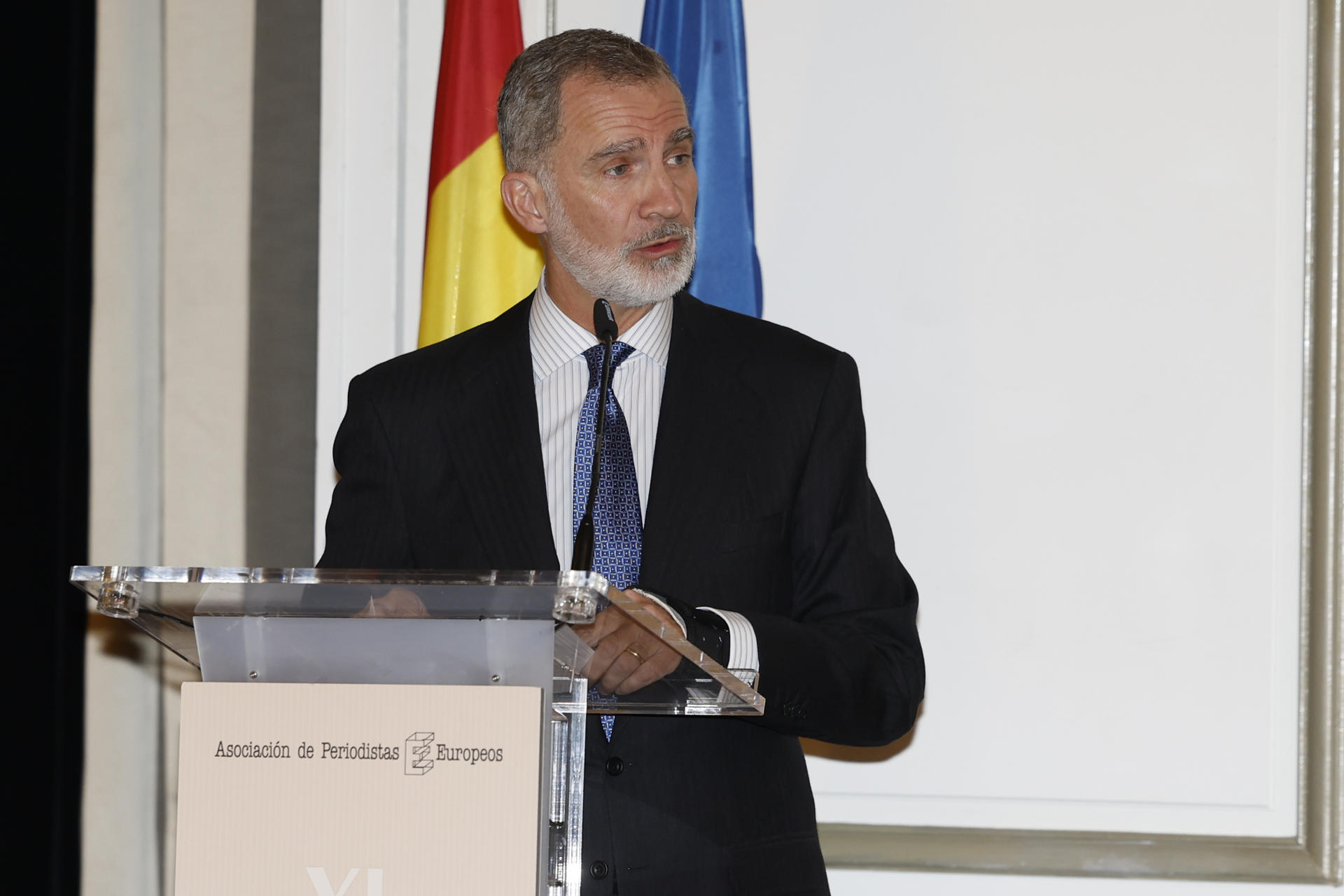 El rey Felipe VI ofrece un discurso durante el acto de entrega del Premio de Periodismo Francisco Cerecedo en su XL edición que se celebra hoy lunes en el Hotel Palace de Madrid. EFE / Juanjo Martín
