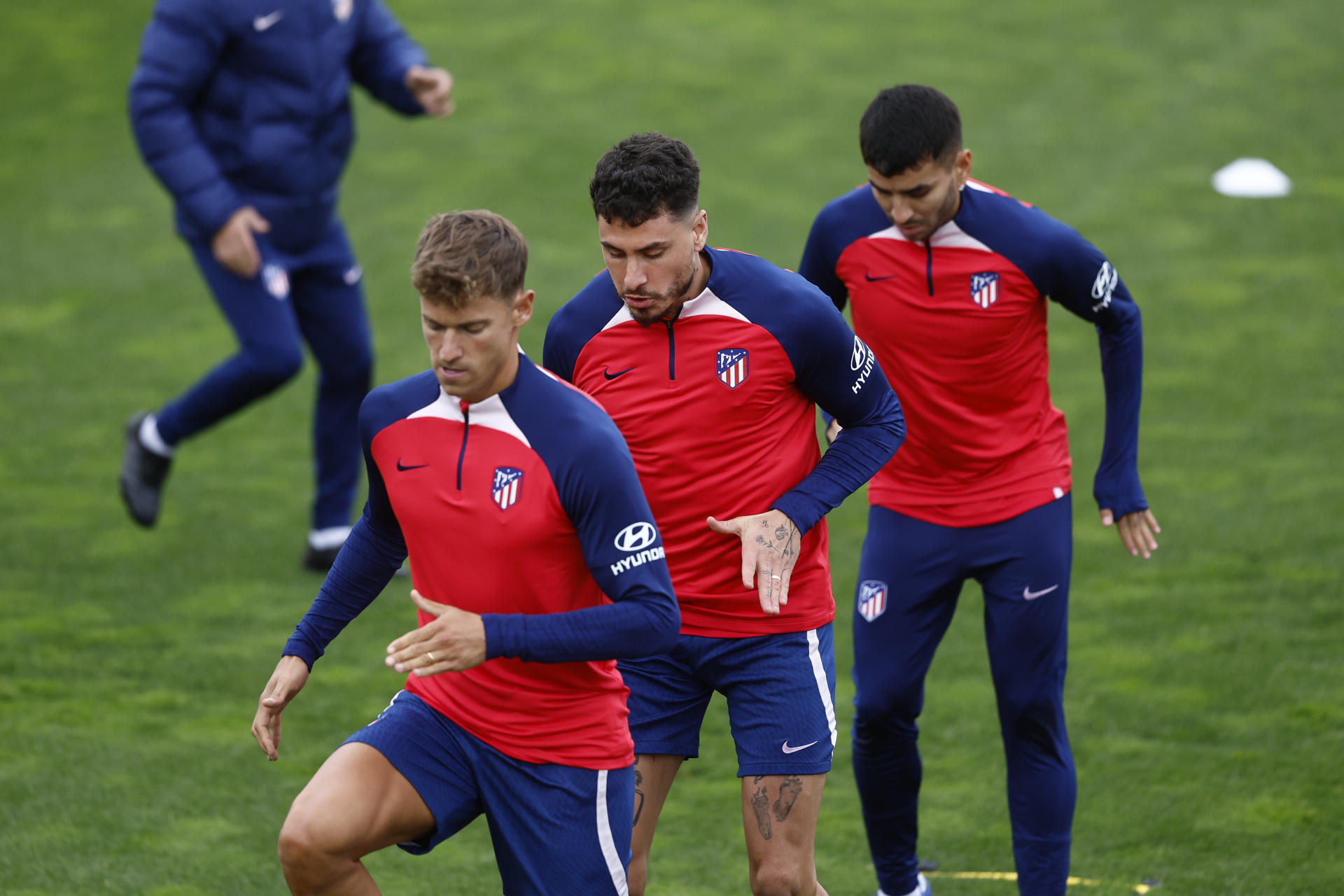 Marcos Llorente, Giménez y Correa, en un momento del entrenamiento. EFE/Rodrigo Jiménez
