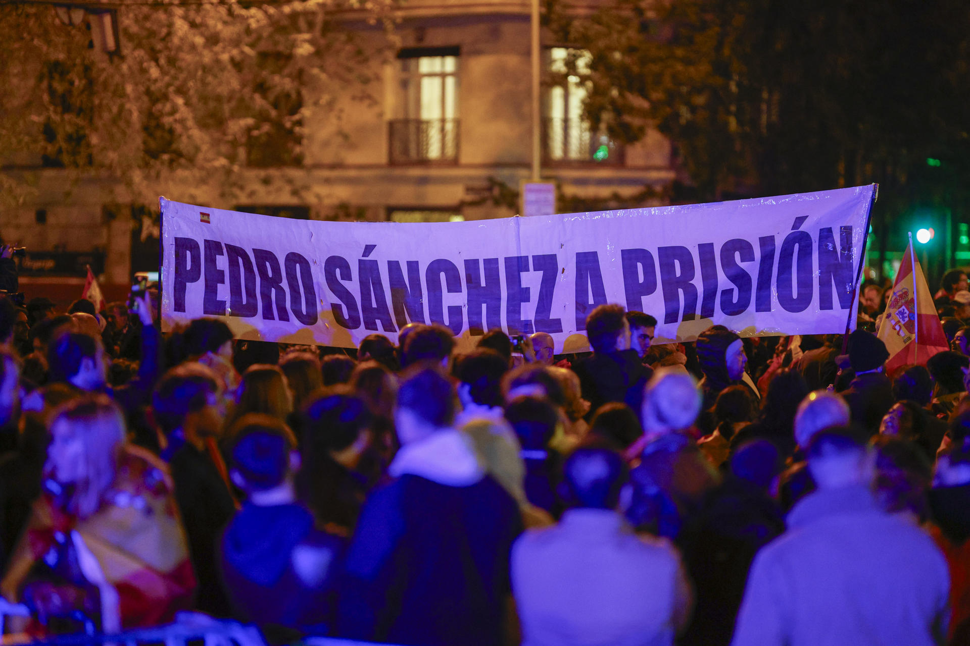 Centenares de personas participan en la manifestación convocada contra la amnistía, este miércoles en las inmediaciones de la sede del PSOE en Ferraz, en Madrid. EFE/Rodrigo Jiménez
