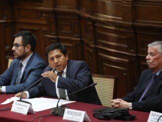 El presidente de la Comisión de Fiscalización del Congreso de Perú, el parlamentario Wilson Quispe (c), preside dicha comisión, en el Congreso en Lima (Perú). EFE/Paolo Aguilar