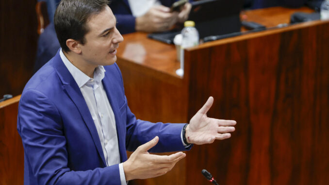 El líder de los socialistas madrileños, Juan Lobato, interviene durante la sesión del pleno de la Asamblea de Madrid, este jueves. EFE/ Sergio Pérez